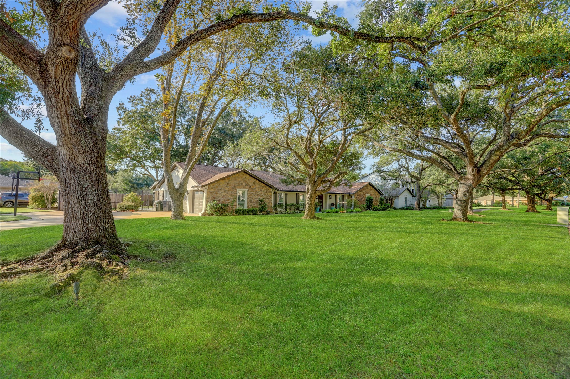 Photos of 410 Lombardy Dr Sugar Land TX 77478