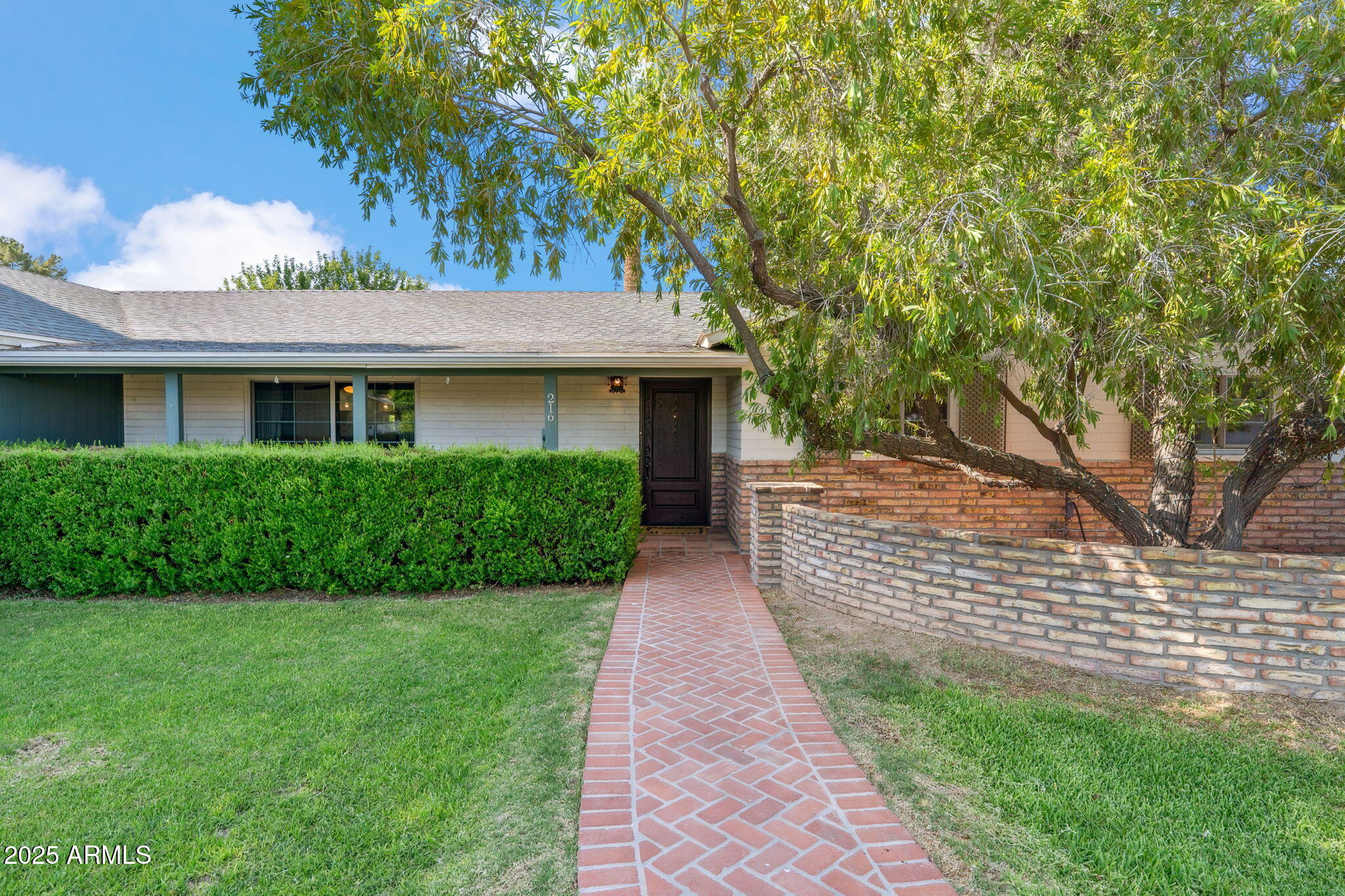 Photos of 216 E Harmont Dr Phoenix AZ 85020