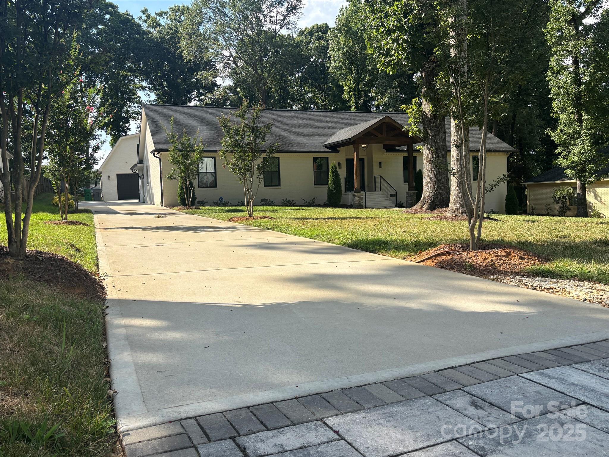 Photos of 1118 Crestbrook Dr Charlotte NC 28211