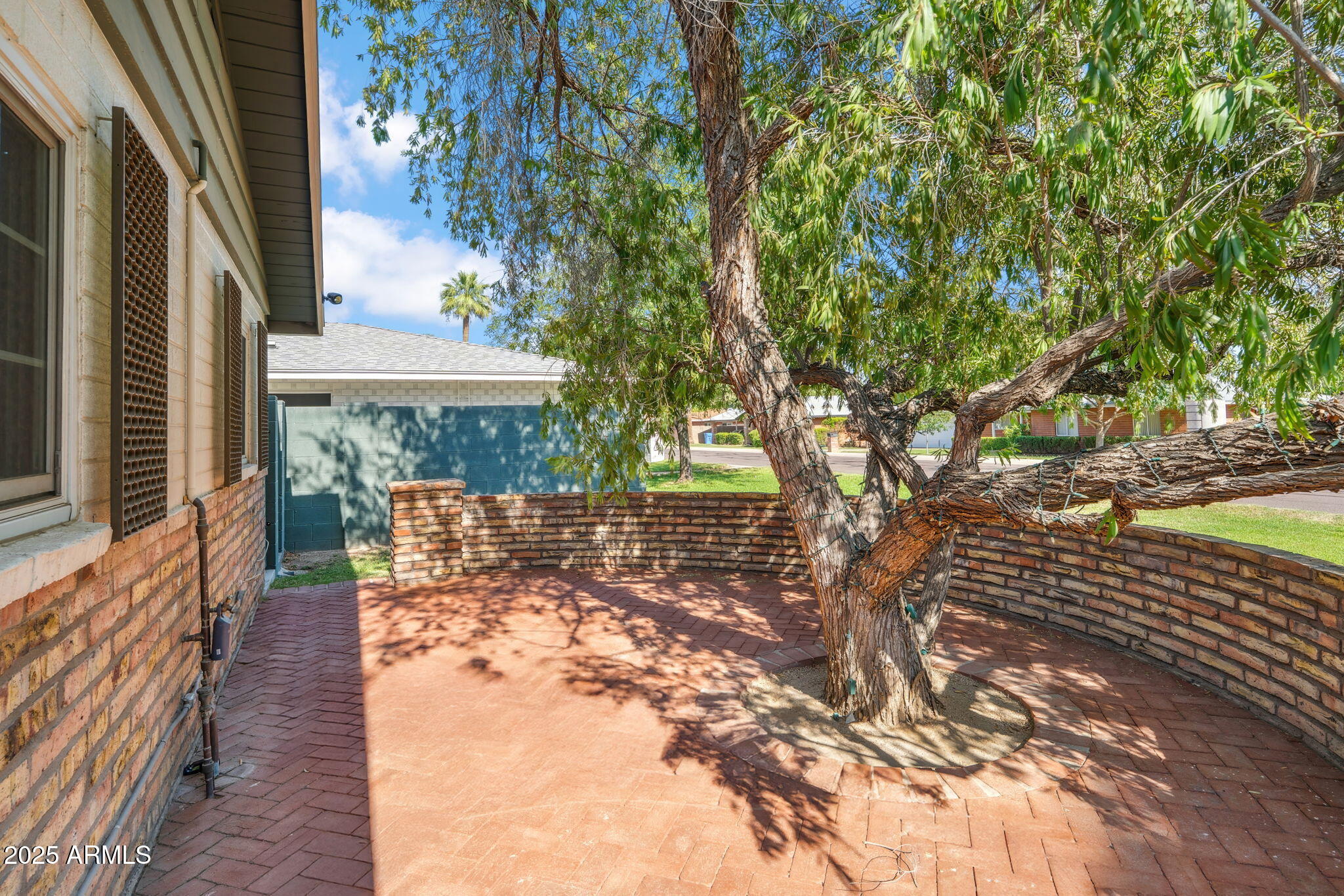 Photos of 216 E Harmont Dr Phoenix AZ 85020