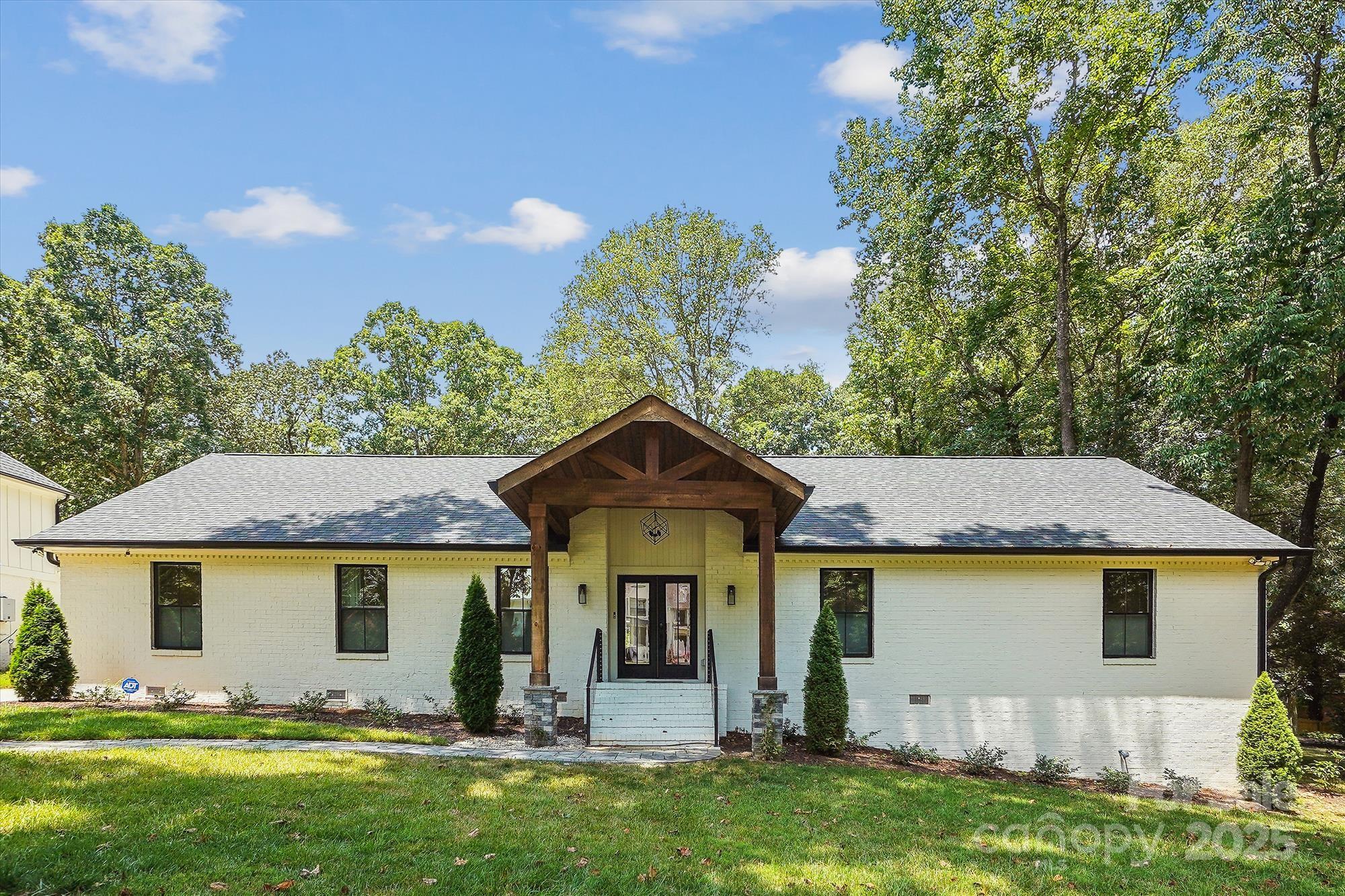 Photos of 1118 Crestbrook Dr Charlotte NC 28211