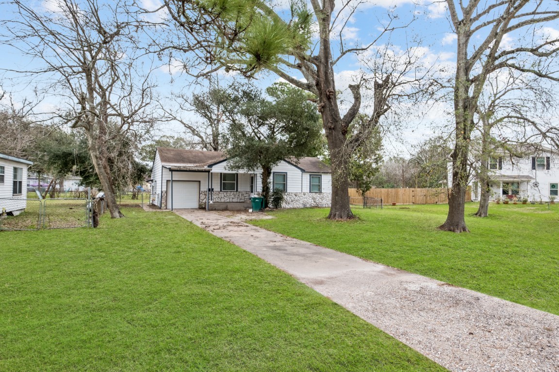 Photos of 2217 Meadow Ln La Marque TX 77568