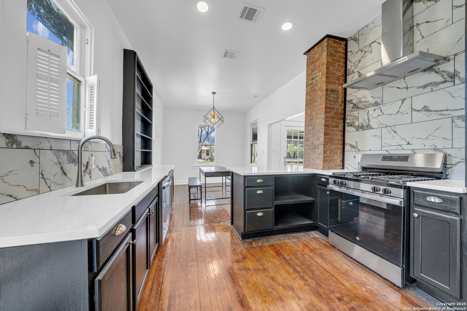 Photos of 1040 W Rosewood Ave San Antonio TX 78201