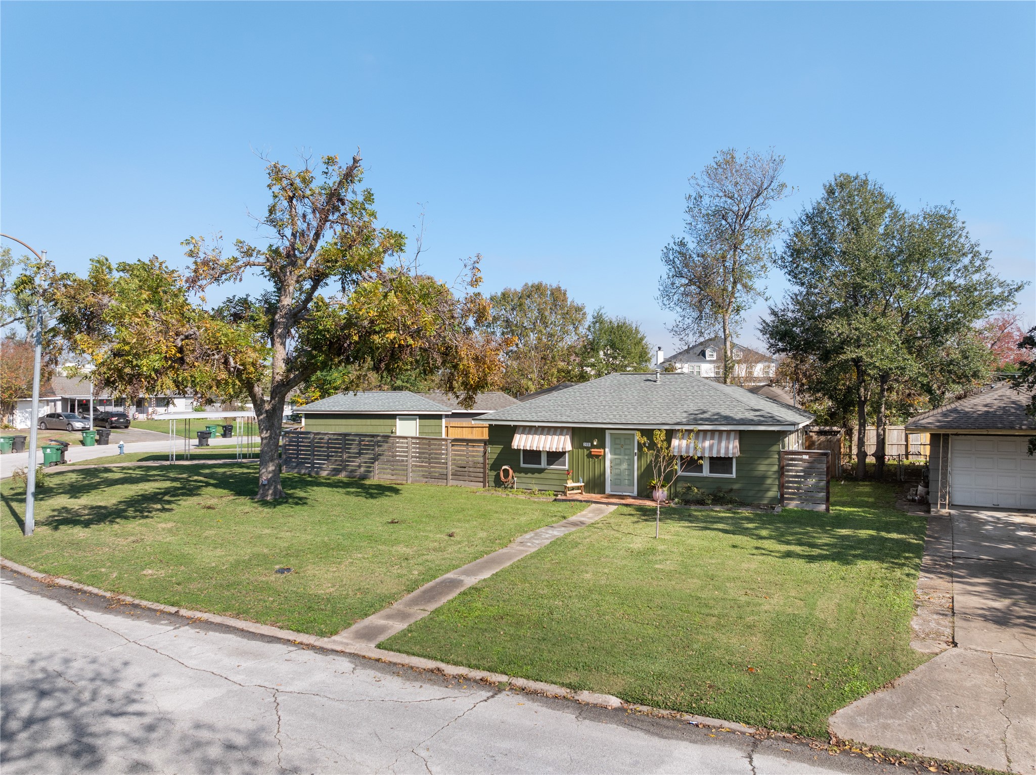 Photos of 2418 Roy Cir Houston TX 77007