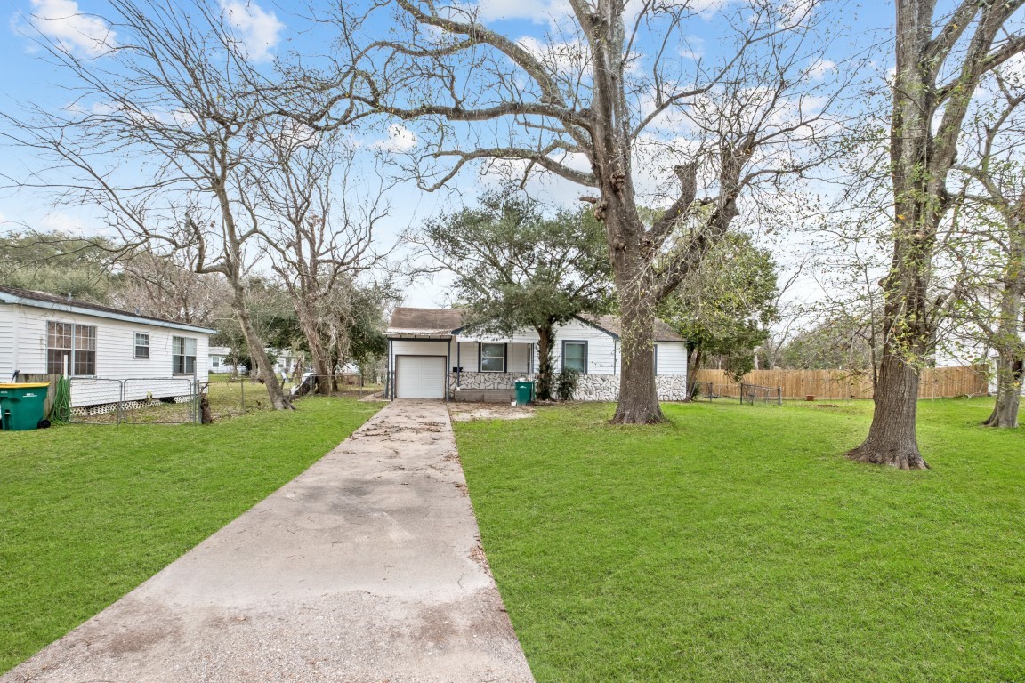 Photos of 2217 Meadow Ln La Marque TX 77568