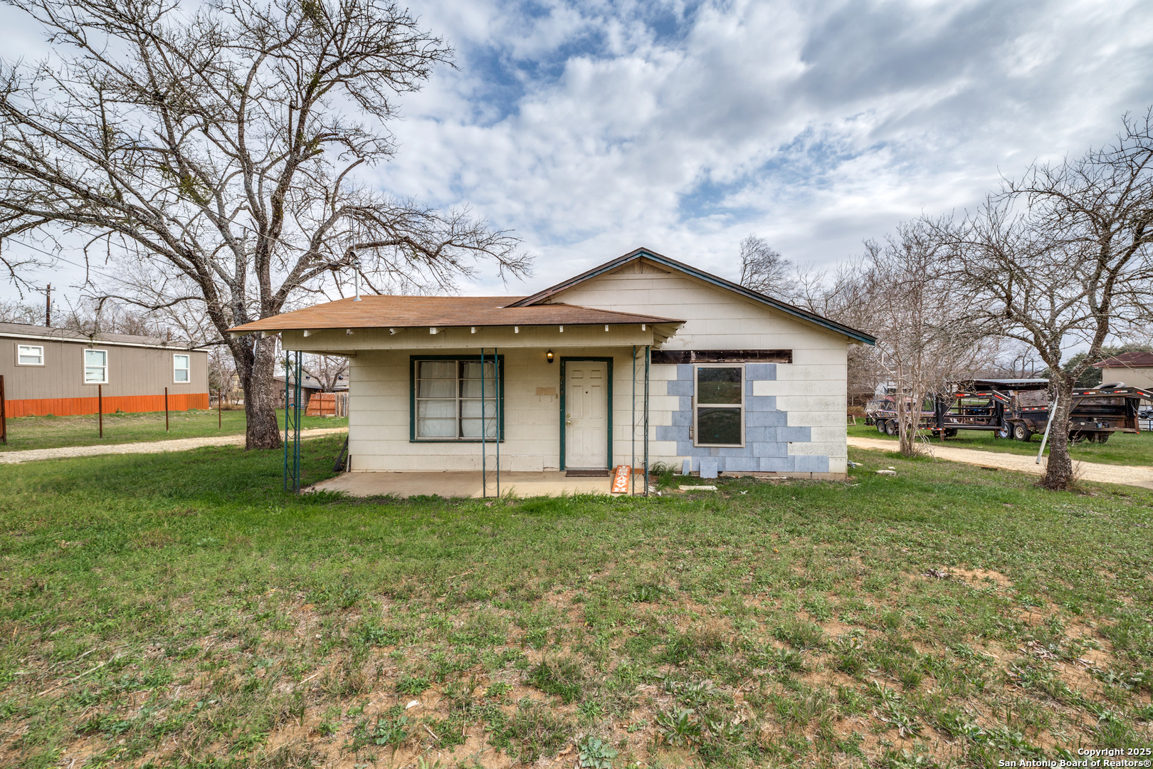 Photos of 914 Trail St Floresville TX 78114