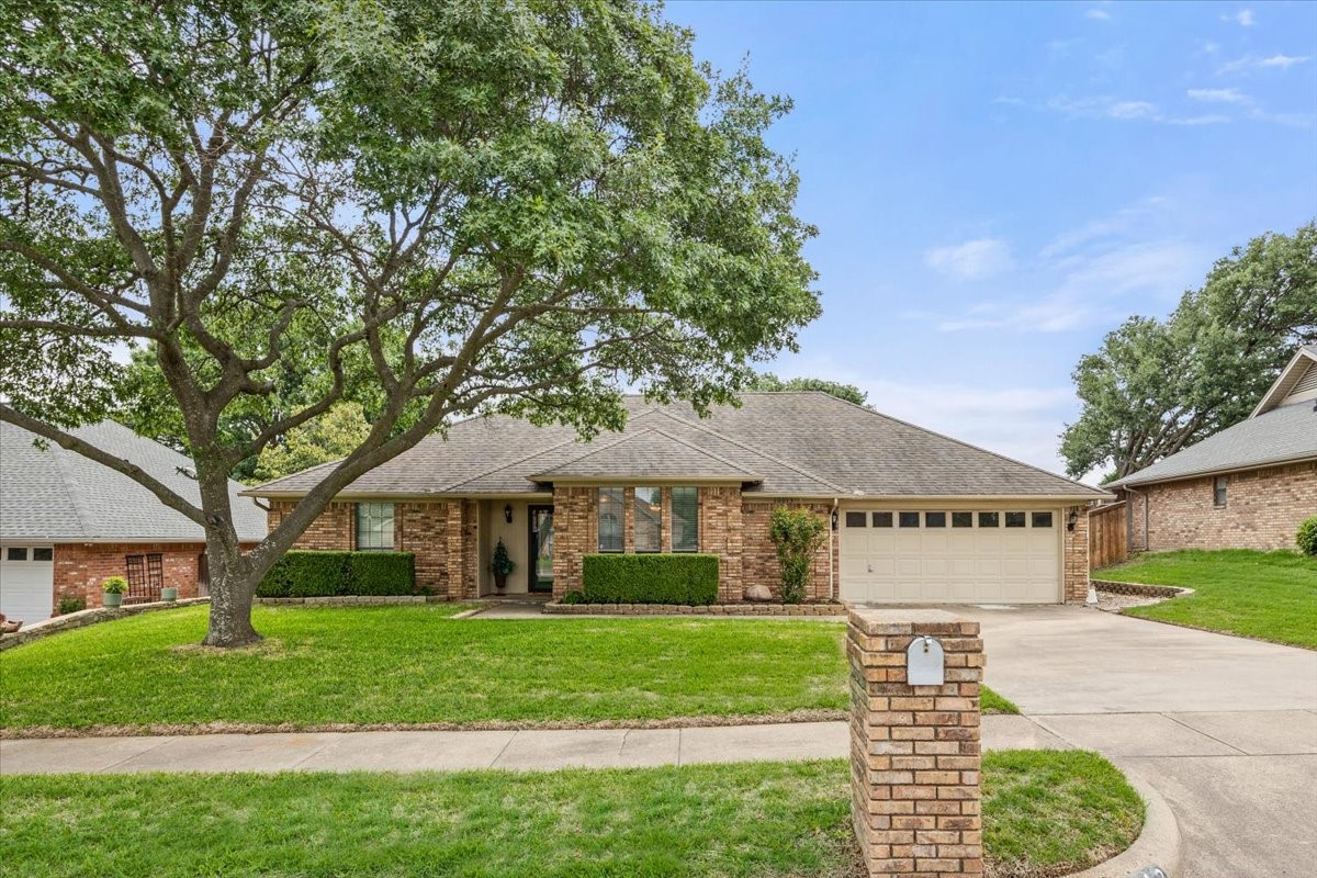 Photos of 10013 Stoneleigh Dr Benbrook TX 76126
