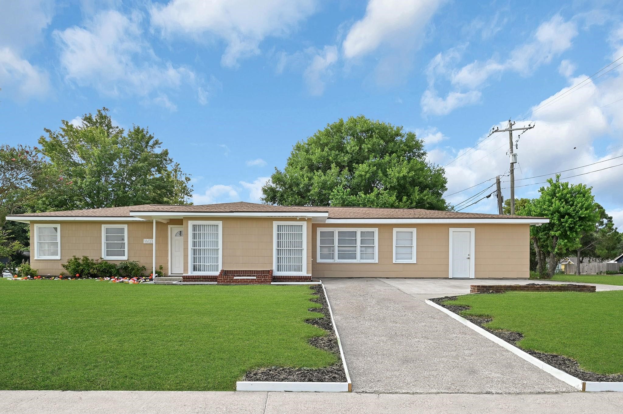 Photos of 1603 5th Ave N Texas City TX 77590