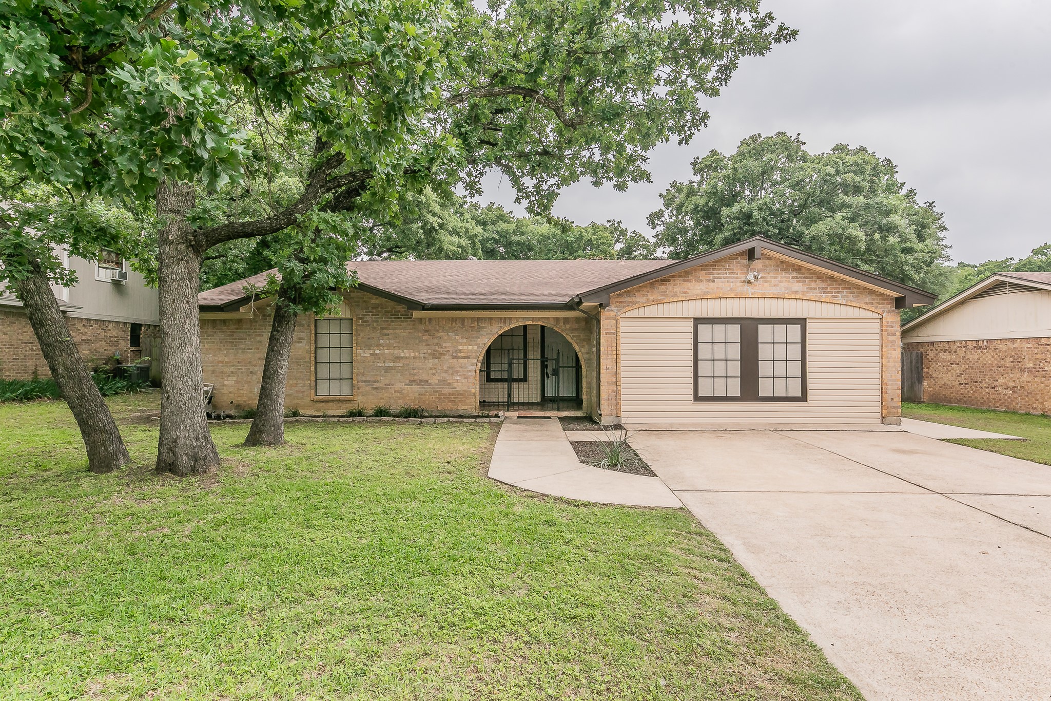Photos of 4212 Oak Country Dr Arlington TX 76017