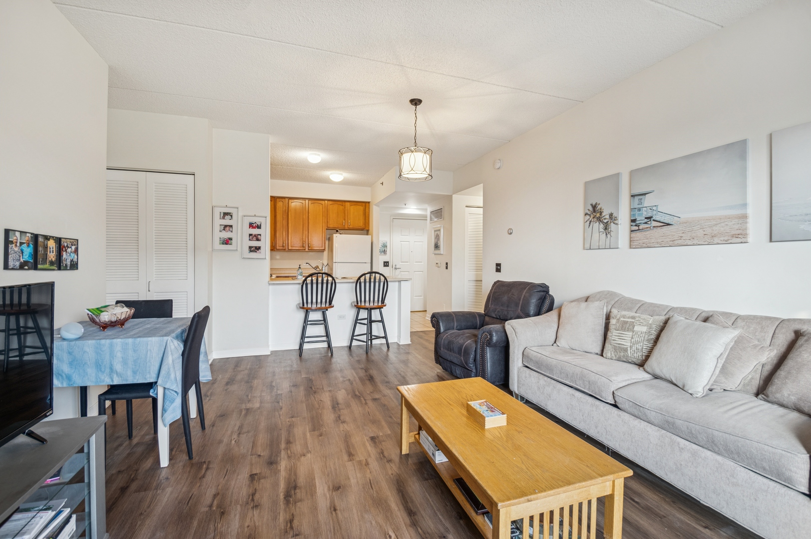 Photos of 2335 W Belle Plaine Ave Apt 211 Chicago IL 60618