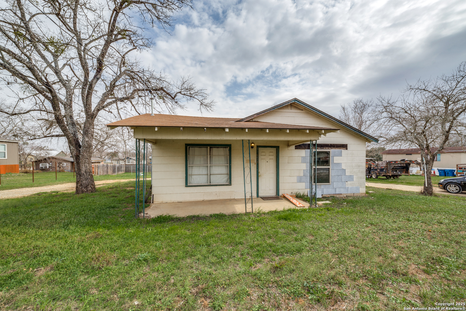 Photos of 914 Trail St Floresville TX 78114