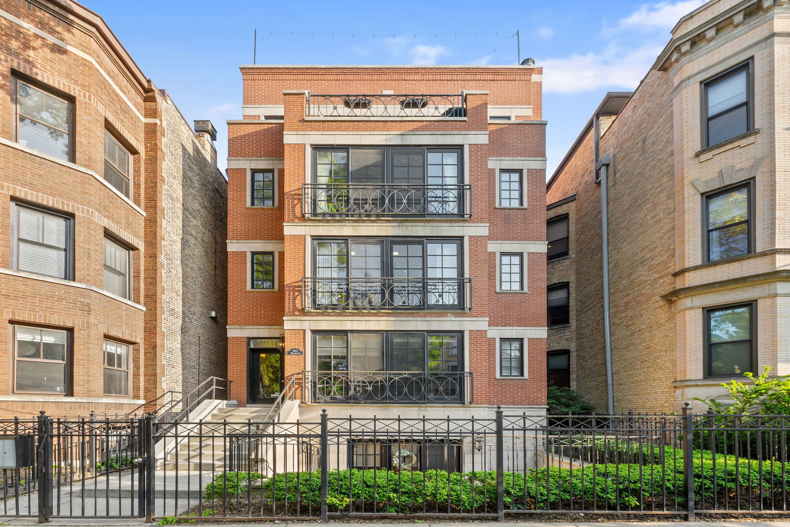 Photos of 663 W Wellington Ave Apt 1 Chicago IL 60657