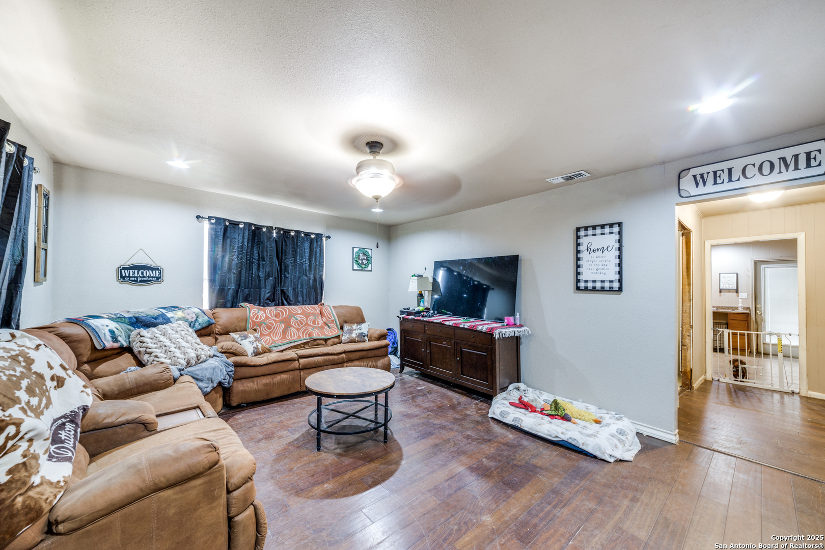 Photos of 914 Trail St Floresville TX 78114