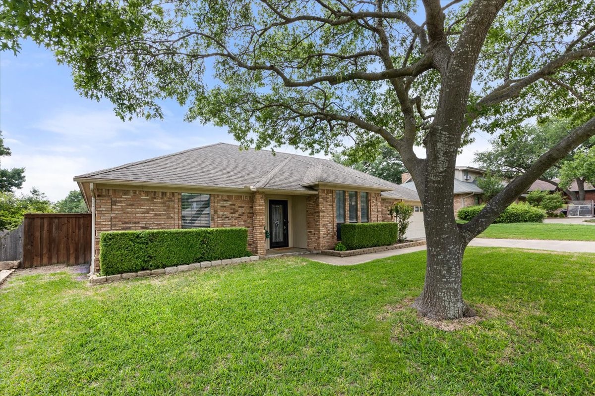 Photos of 10013 Stoneleigh Dr Benbrook TX 76126