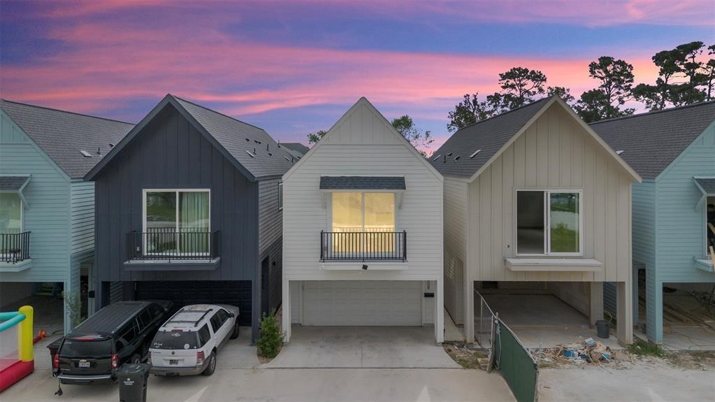 Photos of 407 Alvia Run Lane Houston TX 77018