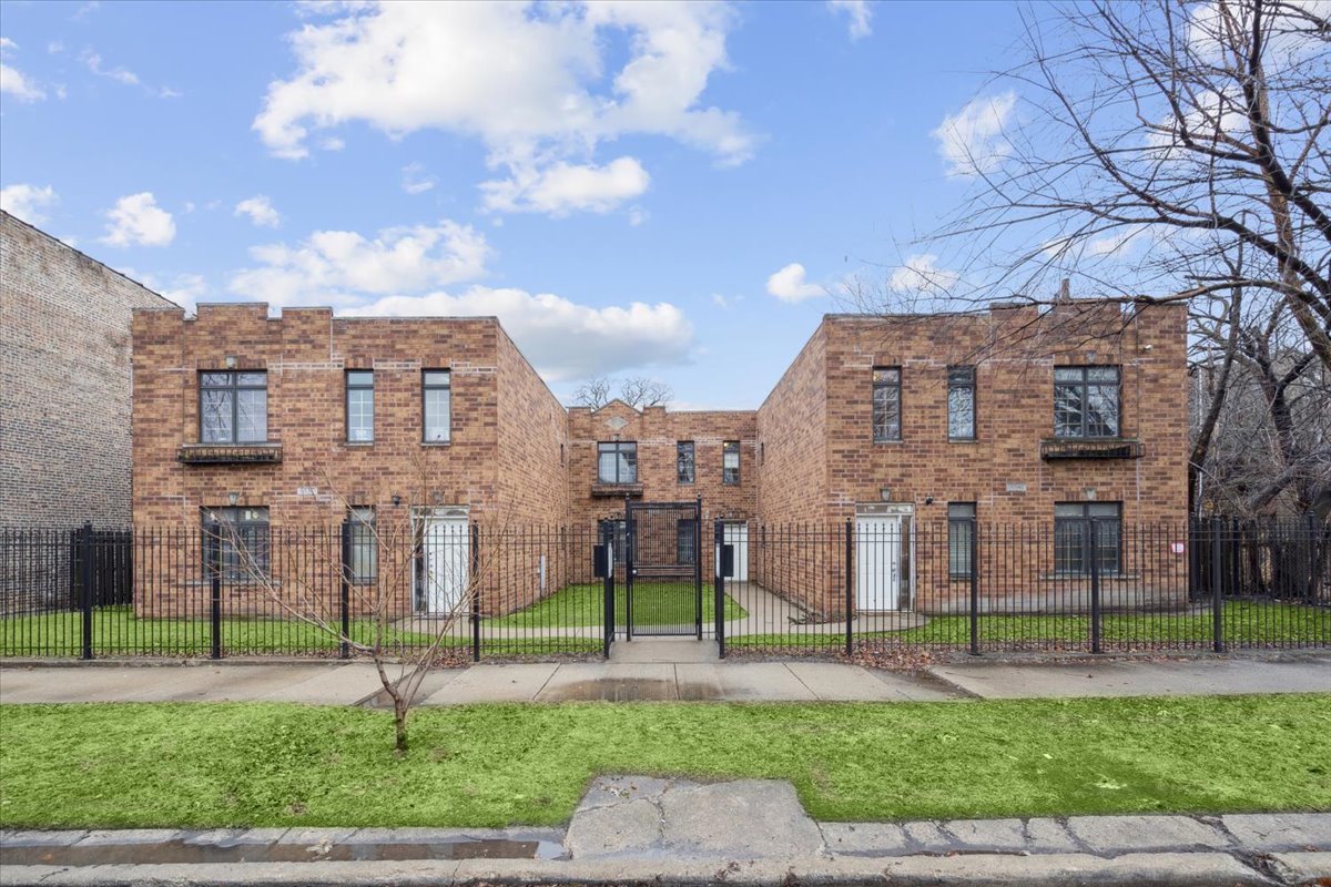 Photos of 3539 W Carroll Ave Unit 2 Chicago IL 60624
