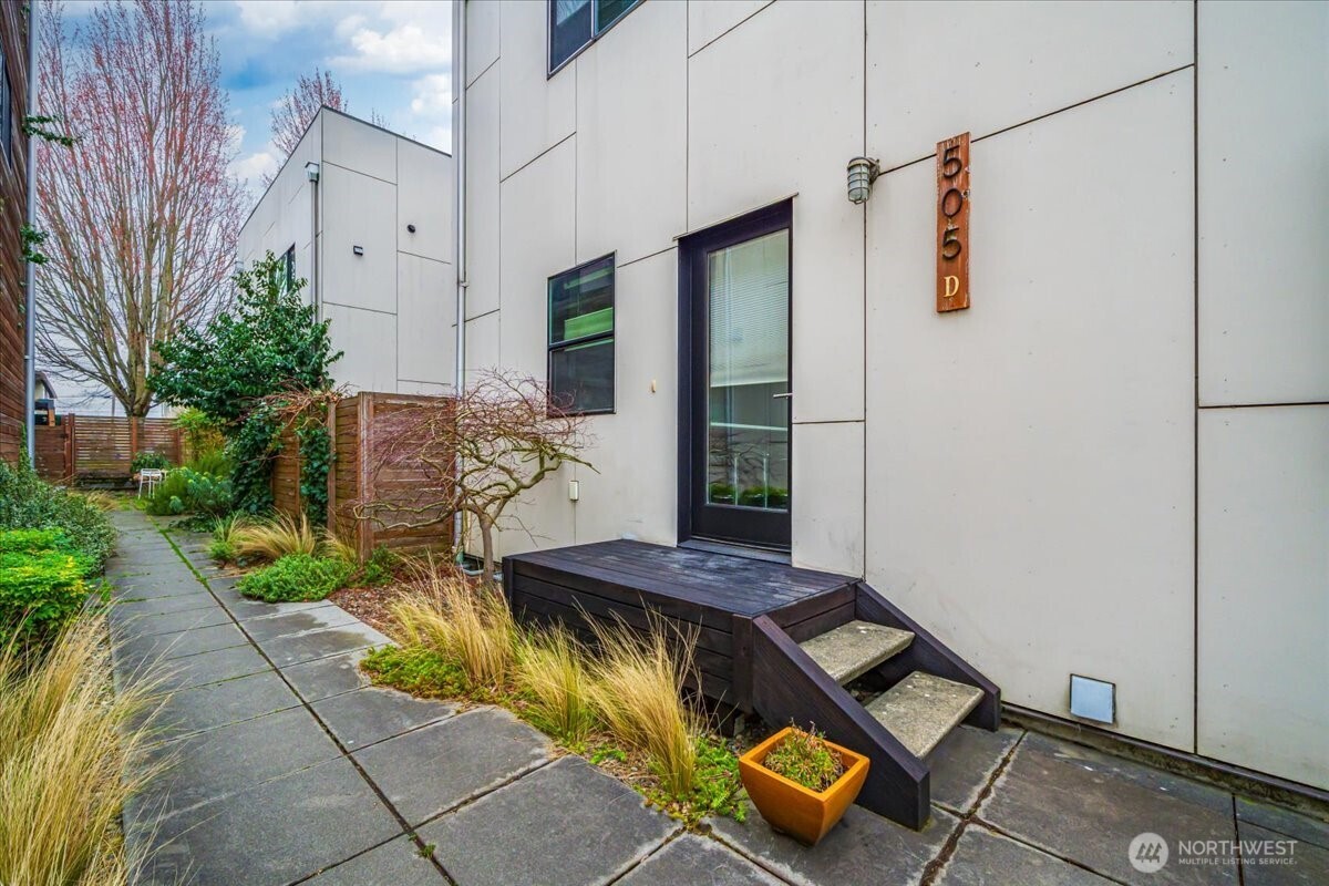 Photos of 505 S Cloverdale St Apt D Seattle WA 98108