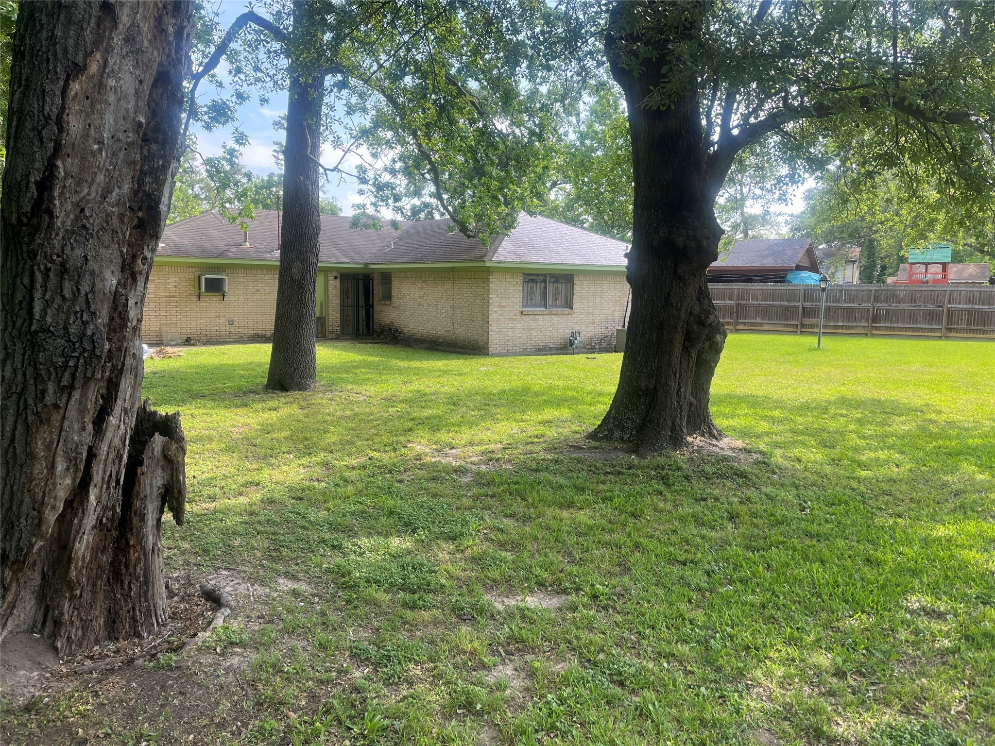 Photos of 6302 Heath St Houston TX 77016