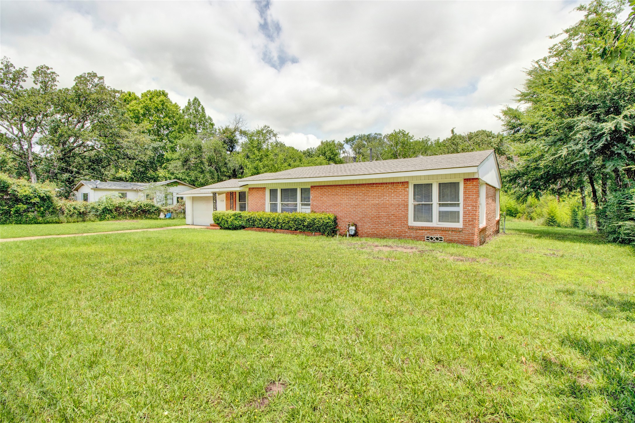 Photos of 108 W Clinton Ave Athens TX 75751