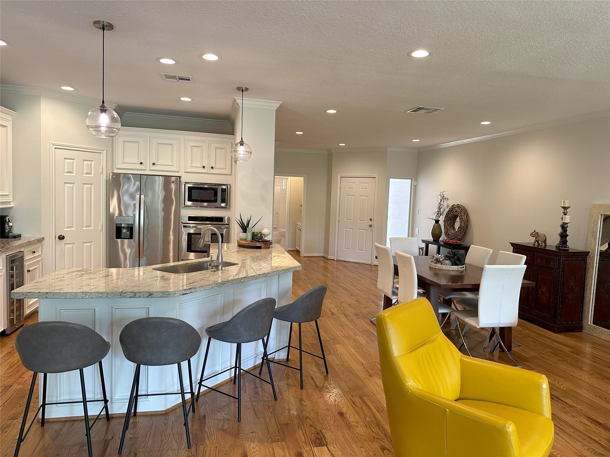 Photos of 309 Lakeside Ln Houston TX 77058