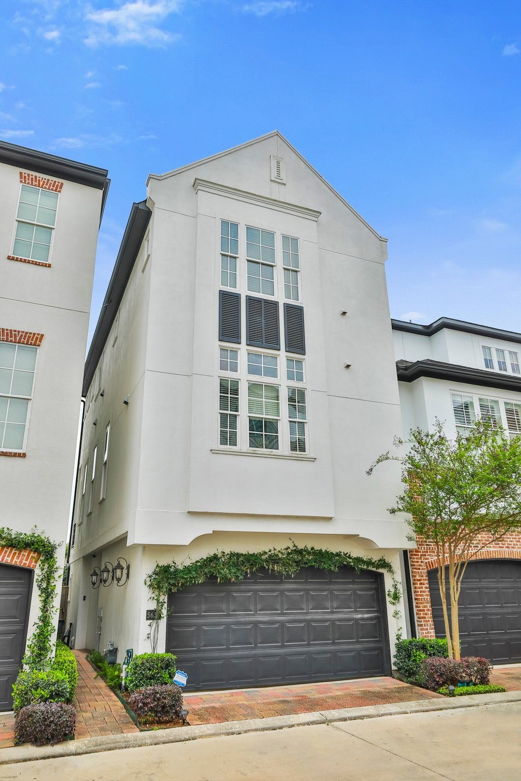 Photos of 5633 Cohn Mdws Houston TX 77007