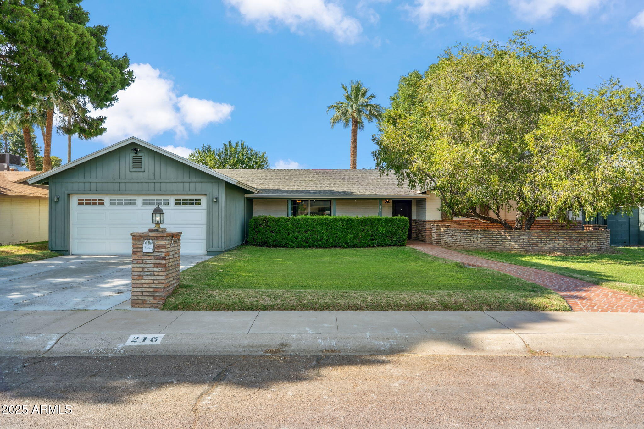 Photos of 216 E Harmont Dr Phoenix AZ 85020