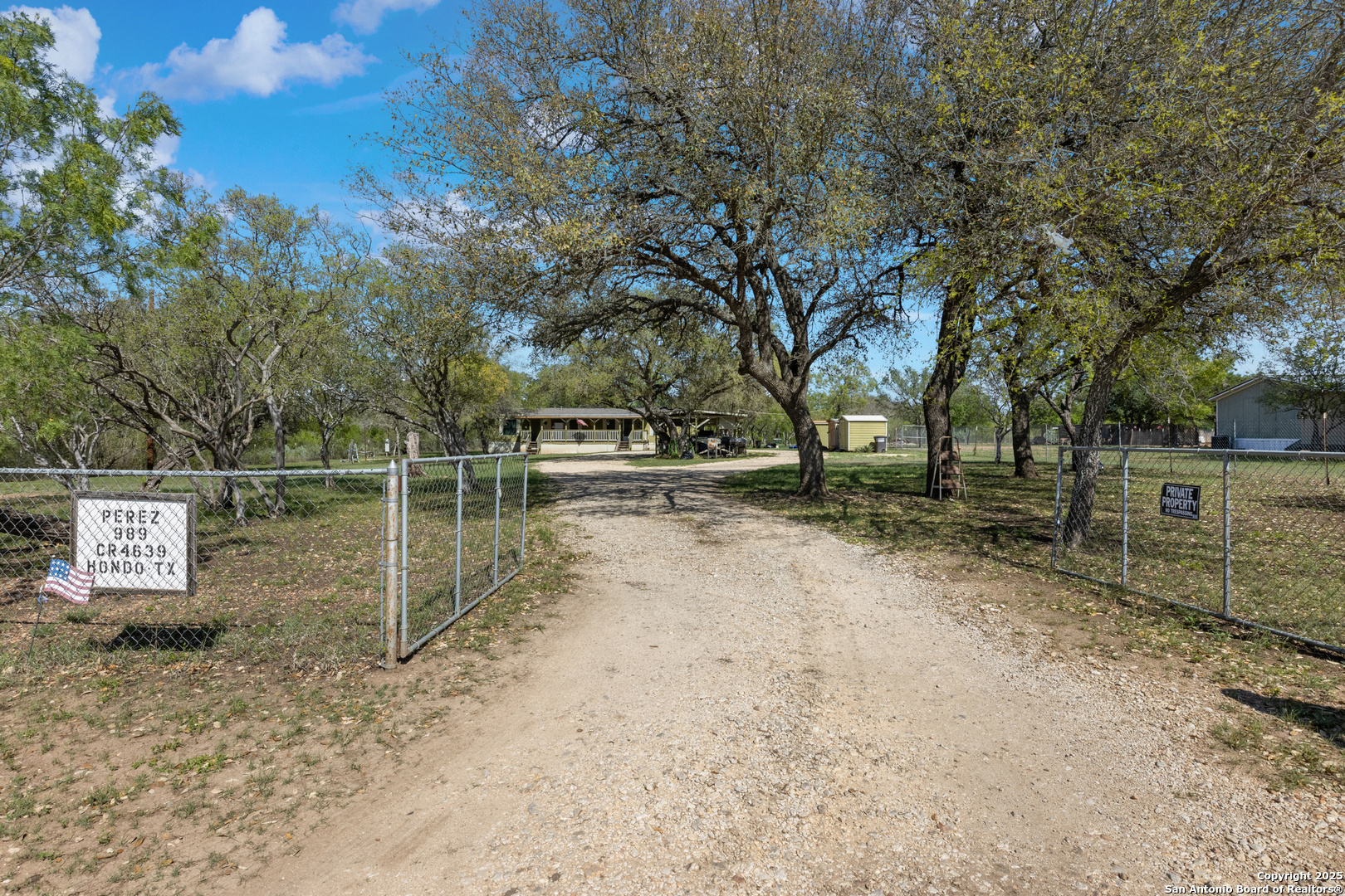 Photos of 989 County Road 4639 Hondo TX 78861